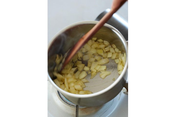 玉ねぎを炒める