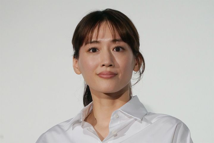 第37回東京国際映画祭で舞台挨拶に登壇した綾瀬はるかさん（2024年11月01日、時事通信フォト）