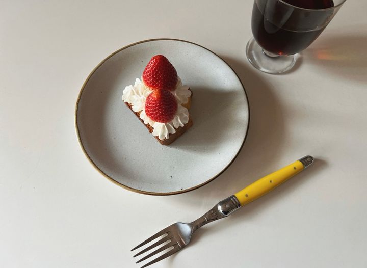 簡単！いちごと練乳の“ショートケーキ風”米粉ケーキ【渡辺友美子のコーヒーに合うお菓子のレシピ vol.72 〜レシピで旅するヨーロッパ〜】