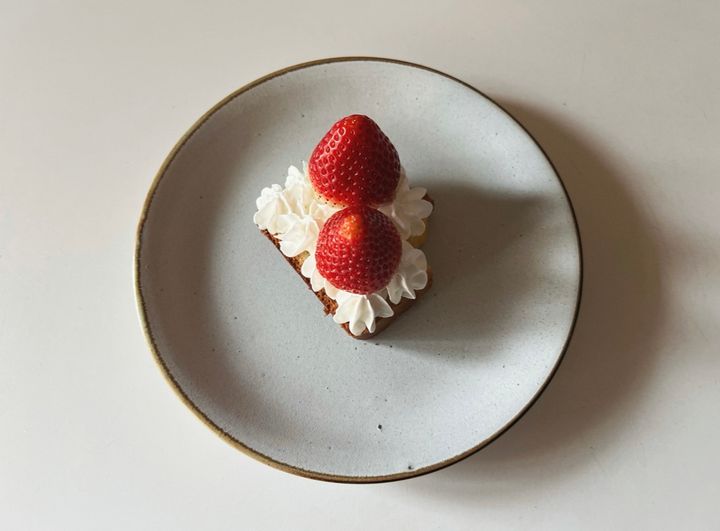 簡単！いちごと練乳の“ショートケーキ風”米粉ケーキ【渡辺友美子のコーヒーに合うお菓子のレシピ vol.72 〜レシピで旅するヨーロッパ〜】