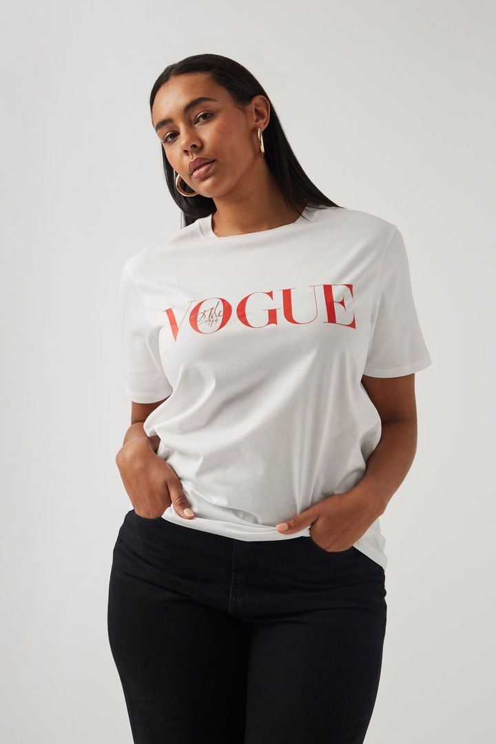 『VOGUE』ダリ復刻カバープリントホワイトTシャツ レッドロゴ ¥14,300