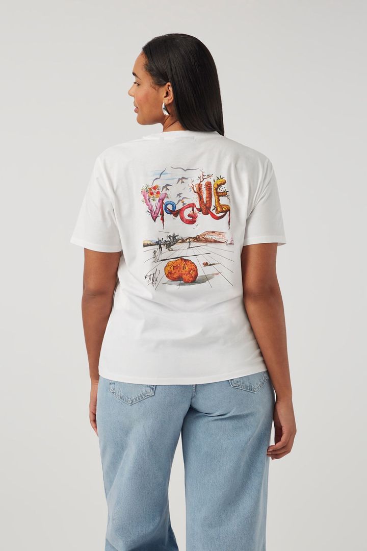 『VOGUE』ダリ復刻カバープリントホワイトTシャツ ブルーロゴ ¥14,300