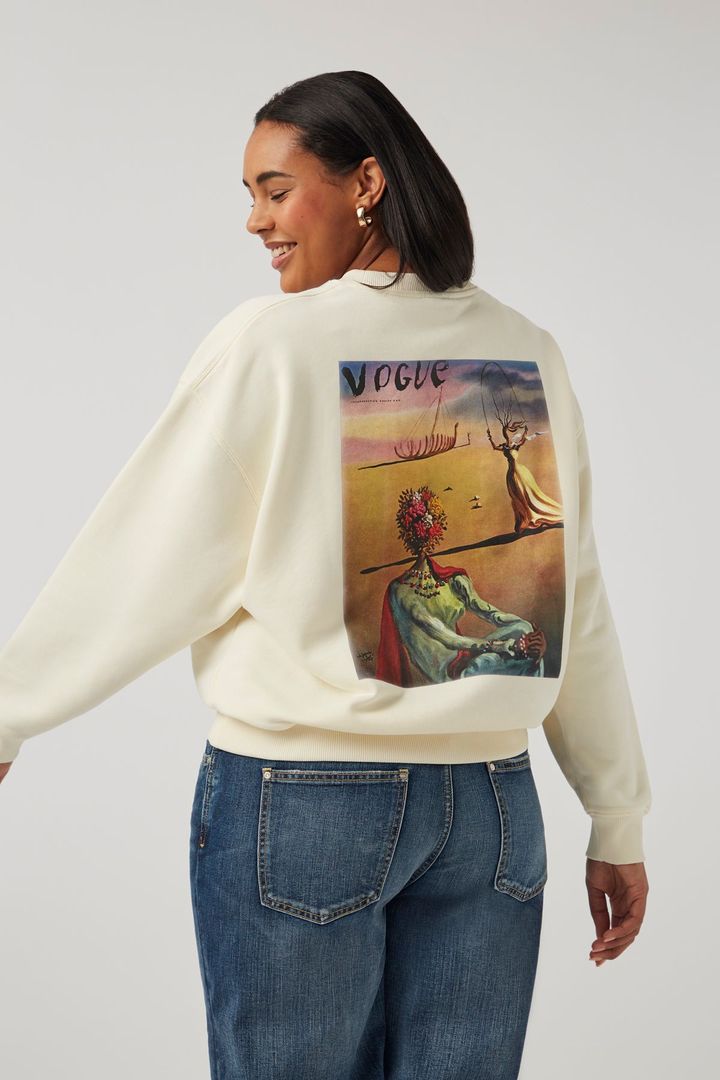 『VOGUE』ダリ復刻カバープリントスウェット クリーム ¥22,000