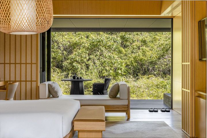 緑豊かな木々に覆われたガーデンビューの「モリスイート」。寝室とリビングエリアがひと続きの99㎡。