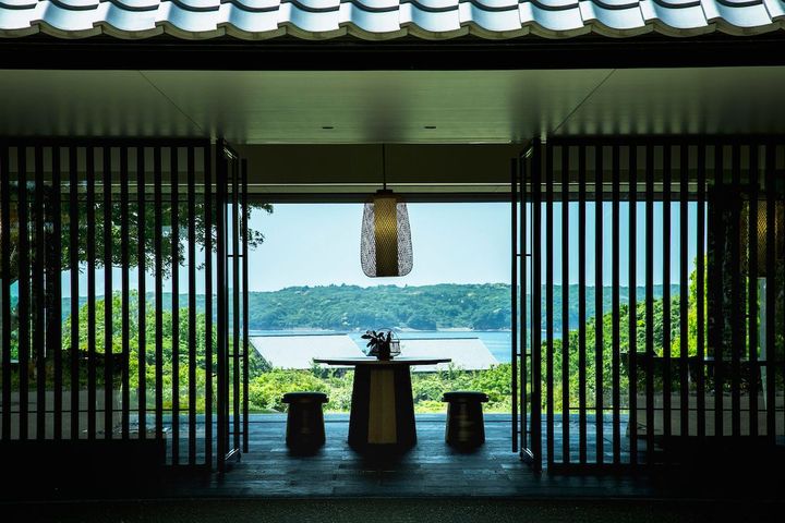 建物はケリー・ヒルが「日本の原風景」と「古民家」をコンセプトにデザイン。写真は「アライバル・パビリオン」。