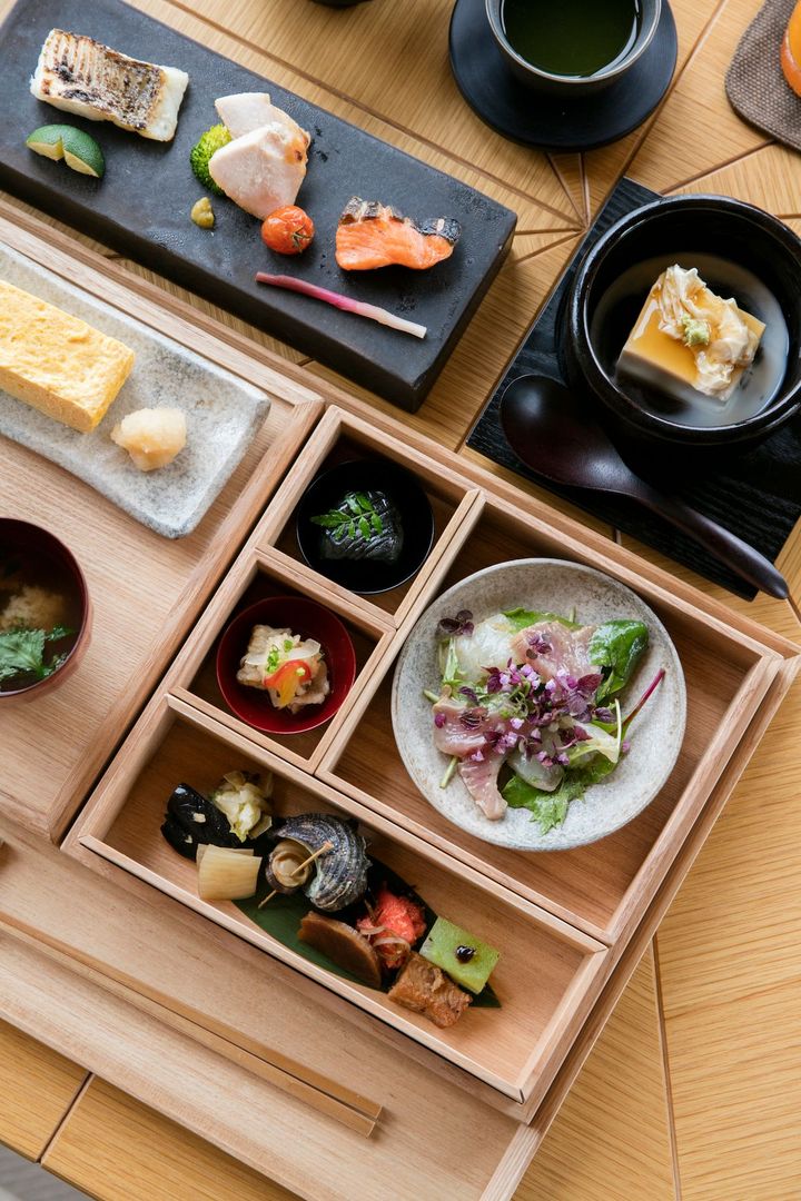 朝食の和定食は、伊勢神宮のお膝元でいただく食事にふさわしい白木箱で。炊き立ての土鍋ご飯も。