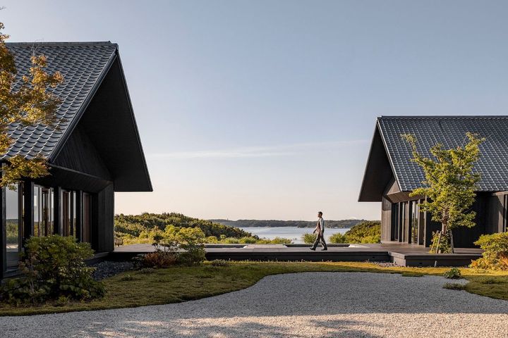 広大な敷地の中に24 室のスイートと8棟のヴィラ、カフェ、レストラン、スパなどが点在する。