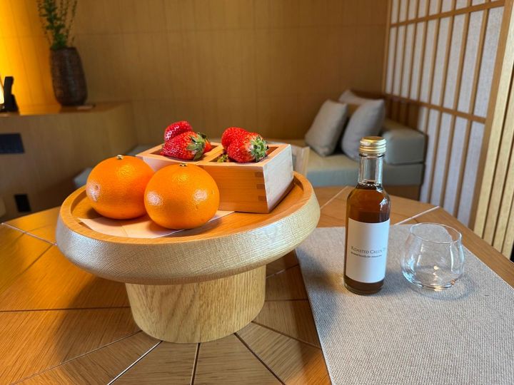 ウェルカムアメニティは、季節のフルーツとオリジナルのローステッドグリーンティー（ほうじ茶）。