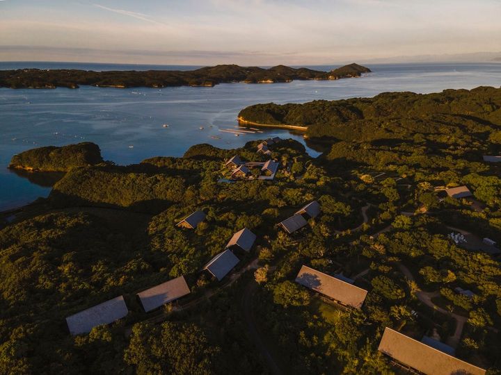 複雑に入り組んだリアス海岸と湾内の島々が風光明媚な景色を創る英虞湾。