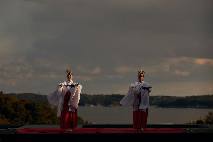 岩戸に隠れた天照大神を踊りで誘い出したという天鈿女命（あまのうずめのみこと）の舞に由来する「祭祀舞」。