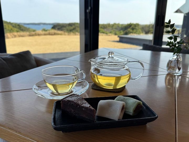 バーラウンジで楽しむティータイム「OYATSU」。この日のスイーツは、伊勢志摩名物の「さわ餅」とチョコレートケーキ。