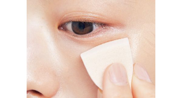スポンジの広い面でポンポン。スライドさせるとムラになるので注意！
