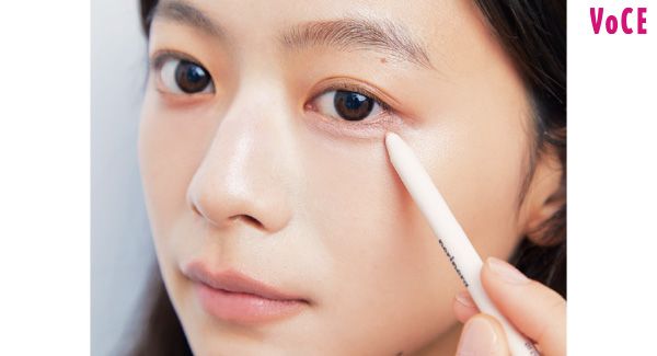 黒目の下にラインを描く