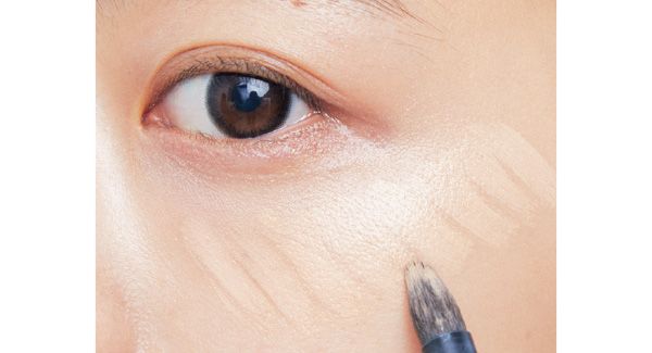 アプリケーター（ブラシでも可）で隠したい部分全体に薄〜くのせる。