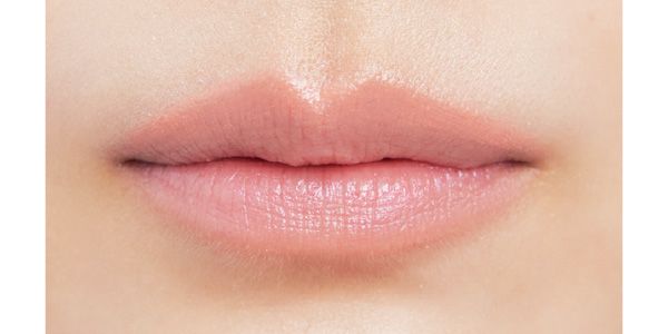 広げすぎると効果が半減してしまうのでブラシで軽く叩いてなじませる。