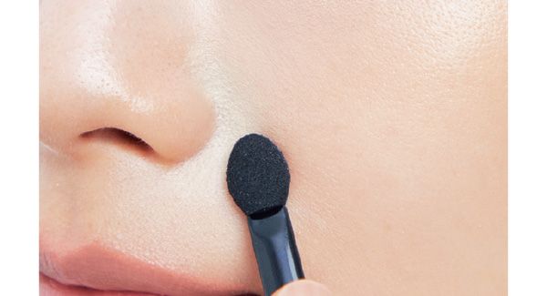 （1）のAをチップで小鼻脇の赤み部分に薄くのせて影感を払拭する。