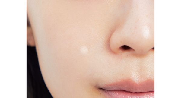 置いた場所に密着するよう、チップの先端で優しくトントンと叩く。