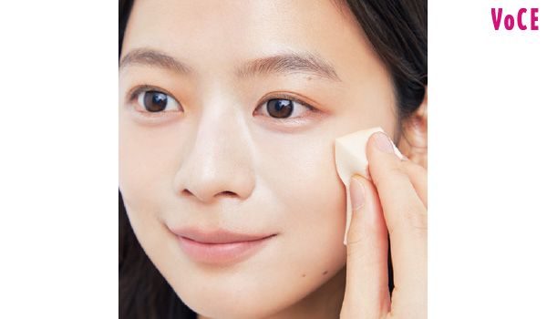 スポンジで丁寧になじませる