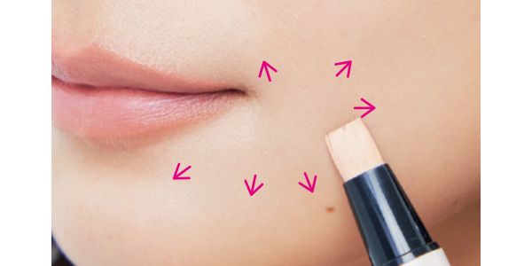 コンシーラーのブラシ部分でなじませる