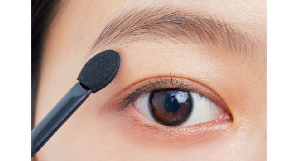 チップを下方向に動かしながらのせた部分をなじませる。広げすぎ注意！