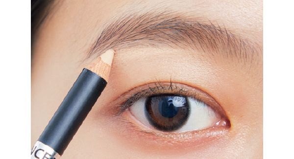 細かい部分の修整が楽々できるペンシルで眉尻などの形を整える。
