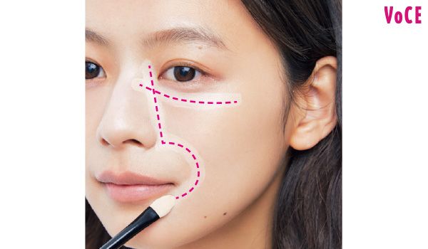 目頭周辺→口角にかけて、ブラシを使ってひらがなの「ち」を描く