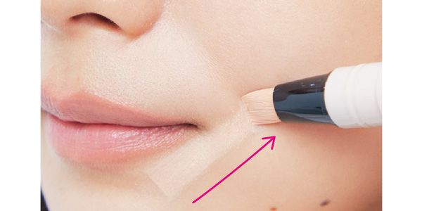 下唇→口角へ斜めのラインを引く