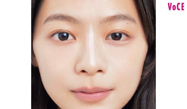 Aで眉間から鼻先まで細いラインを引く