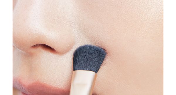 （2）のマットなパウダーをブラシで少量オン。影と毛穴、赤みを一気に消す。