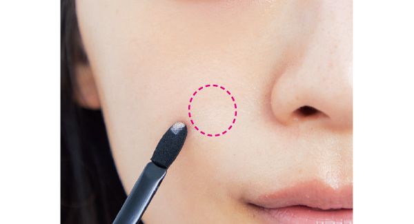 仕上げにコンシーラーをのせた部分と肌の境目も軽く叩いてなじませる。