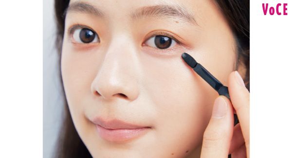 指より密着させやすいチップを使って描いた場所にコンシーラーの発色をステイ