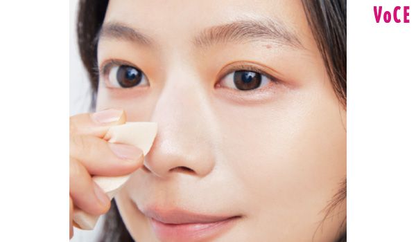 のせた場所にスポンジで密着させる