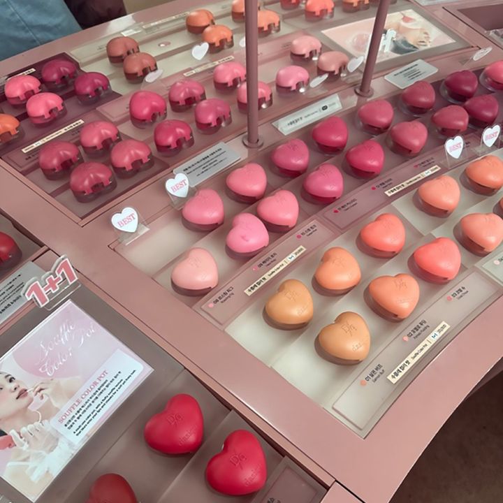 デイジーク 聖水フラッグシップストア ディスプレイ