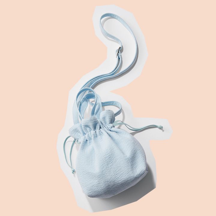 ピオヌンナルの水色の巾着ショルダーバッグ