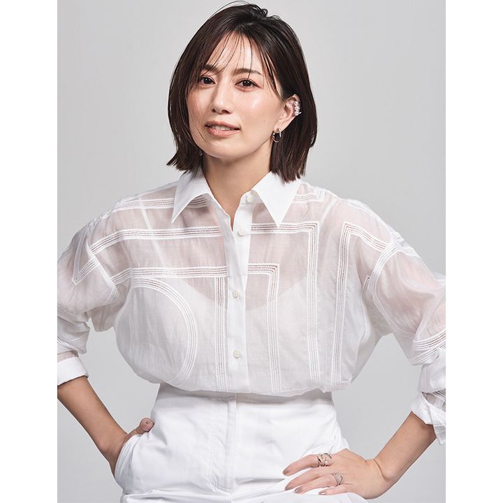 白のシアーシャツに白パンツを合わせた東原亜希さん