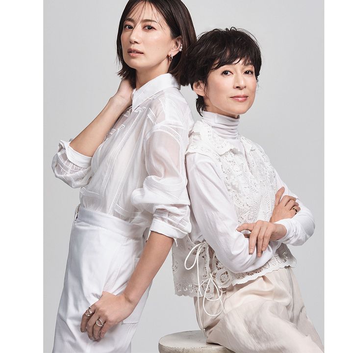 白のシアーシャツを着た東原亜希さんと白のタートルにレースのブラウスを重ねた鈴木保奈美さんの２ショット