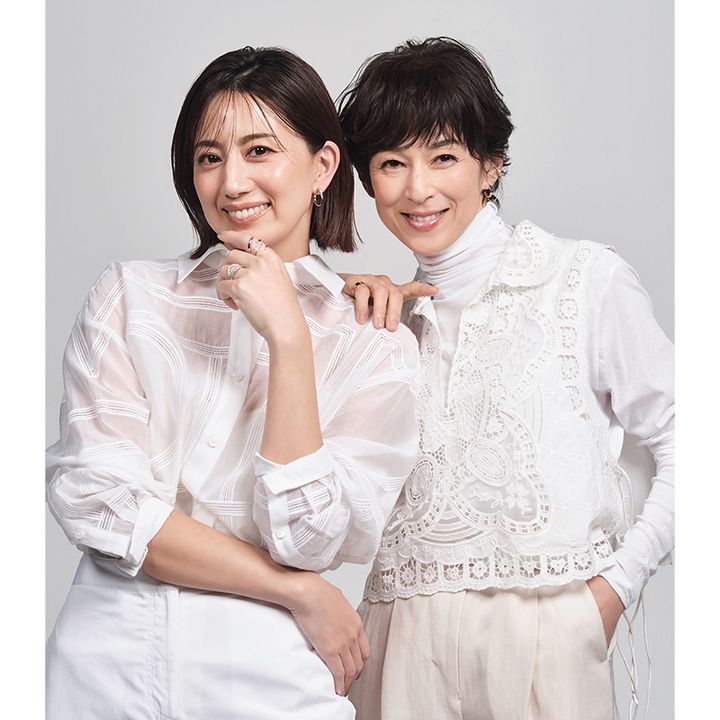 白のシアーシャツを着た東原亜希さんと白のタートルにレースのブラウスを重ねた鈴木保奈美さんの２ショット