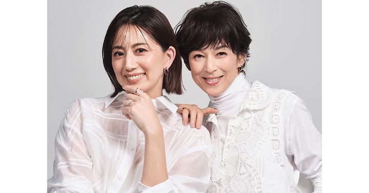 白のシアーシャツを着た東原亜希さんと白のタートルにレースのブラウスを重ねた鈴木保奈美さんの２ショット