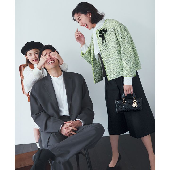 パパの後ろから目隠しをする娘とそれを見て笑うママ