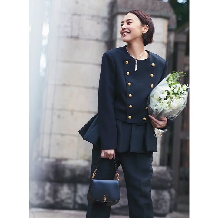 ネイビーに金ボタンのナポレオンジャケットに短丈スカートとパンツを合わせたセレモニーコーデ