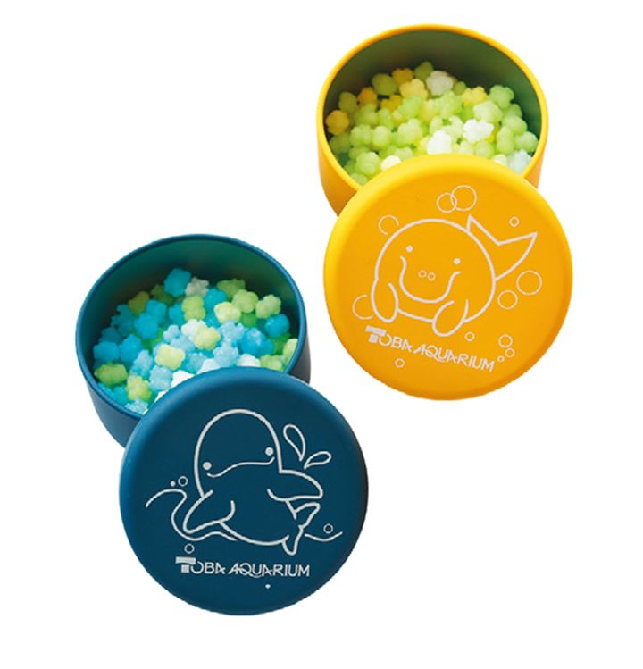 生きもののイラストが描かれた缶に入った金平糖。