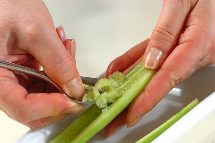 キュウリのみそ汁の下準備1