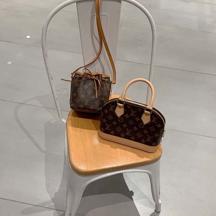 椅子の上に並べられたルイ・ヴィトンのミニバッグ