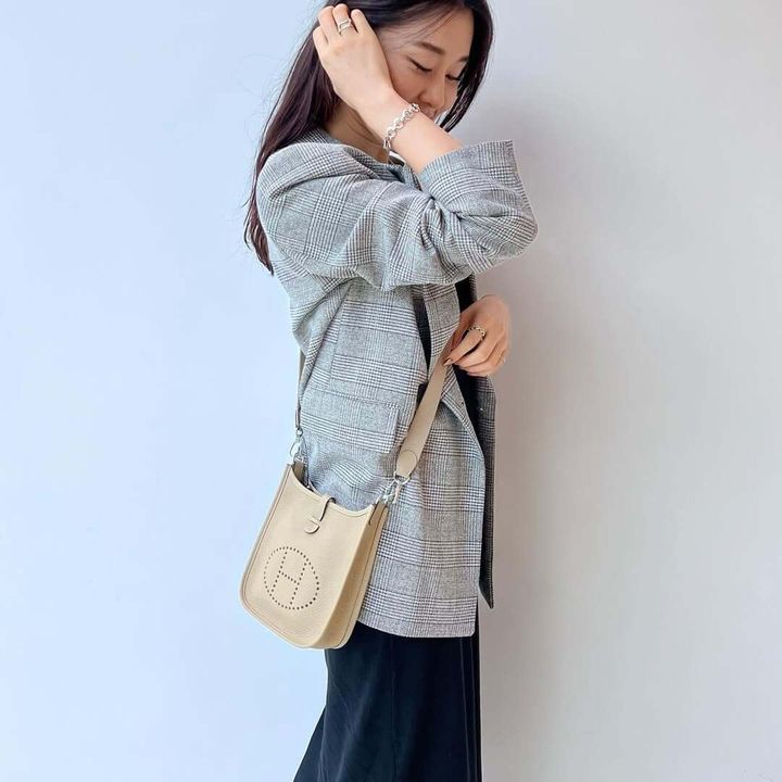 エルメスのエヴリンアマゾンを持った女性