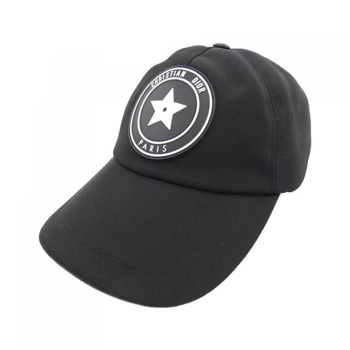 ディオールの黒いキャップ