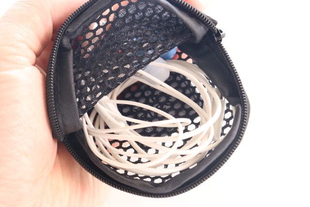 ダイソー メッシュラウンドバッグポーチ 優先イヤフォン 使用例