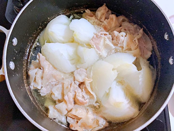 新玉ねぎをハサミでカットする