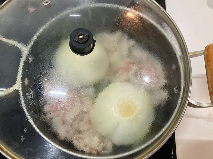 フタをして煮込む