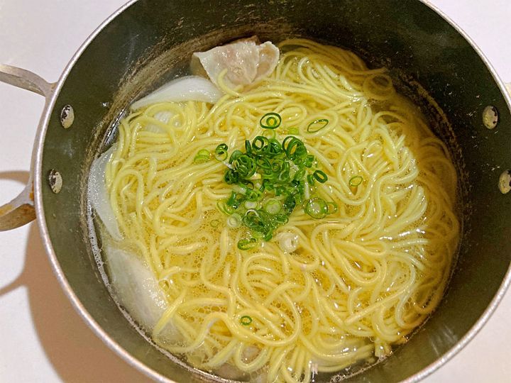 シメに中華麺を入れた様子