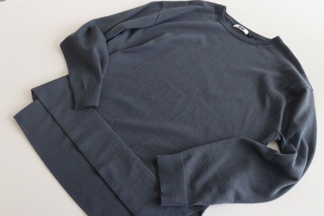 ユニクロユーのクルーネックセーター1